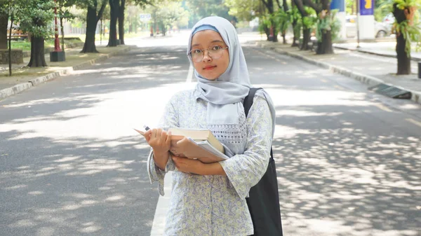 Asiático Hijab Menina Que Está Estudando Universidade — Fotografia de Stock