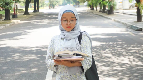 Asiatisk Hijab Flicka Som Studerar Vid Universitetet — Stockfoto