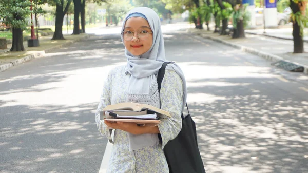 大学で勉強しているアジアのヒジャーブの女の子 — ストック写真
