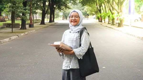 Asiático Hijab Menina Que Está Estudando Universidade — Fotografia de Stock