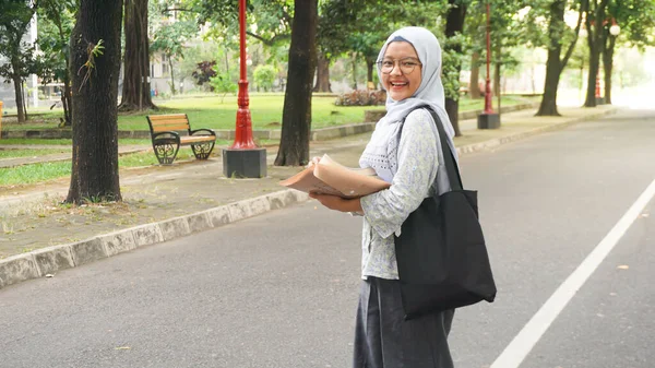 Asiatisk Hijab Flicka Som Studerar Vid Universitetet — Stockfoto