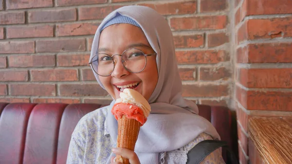 Aziatische Hijab Meisje Terwijl Genieten Gelato Ijs — Stockfoto