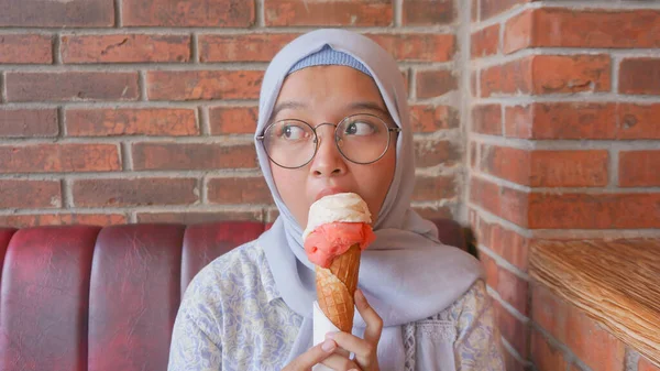 Ázsiai Hidzsáb Lány Miközben Élvezi Gelato Fagylalt — Stock Fotó
