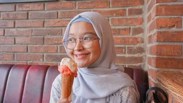 Asiática Hijab Chica Mientras Disfruta Helado Helado —  Fotos de Stock
