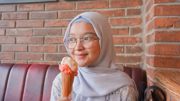 Asiática Hijab Chica Mientras Disfruta Helado Helado —  Fotos de Stock