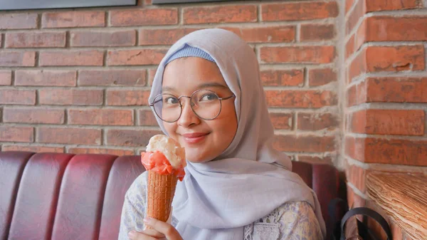 Aziatische Hijab Meisje Terwijl Genieten Gelato Ijs — Stockfoto