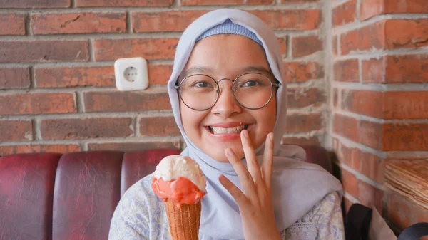 Asiática Hijab Chica Mientras Disfruta Helado Helado —  Fotos de Stock