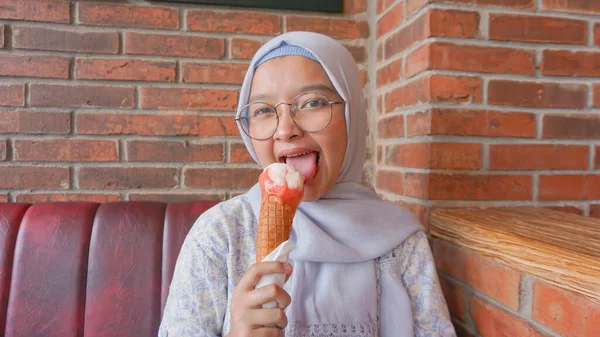 Asiático Hijab Menina Enquanto Desfruta Gelado Gelado — Fotografia de Stock