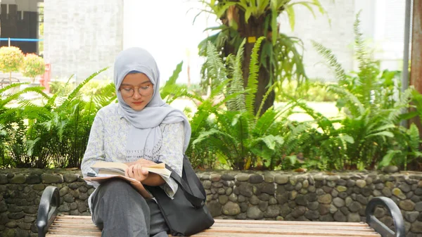 Asiatico Hijab Ragazza Lettura Campus Giardino — Foto Stock