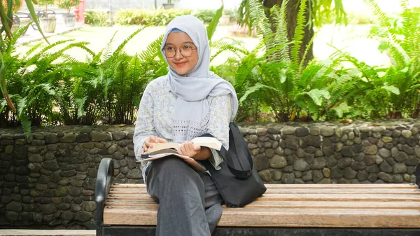 Asiático Hijab Menina Leitura Campus Jardim — Fotografia de Stock