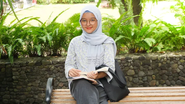 Asiatico Hijab Ragazza Lettura Campus Giardino — Foto Stock