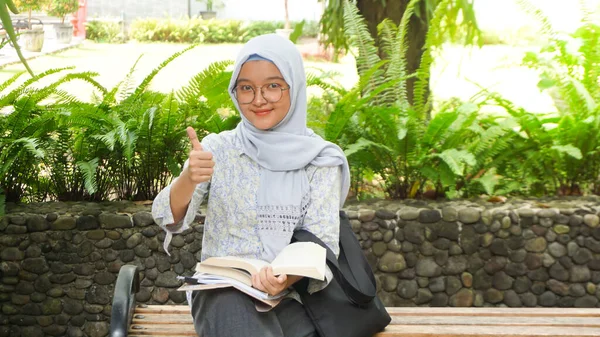 Aziatisch Hijab Meisje Lezen Campus Tuin — Stockfoto