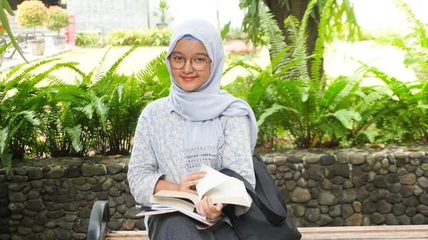 Asiatisch Hijab Mädchen Reading Die Campus Garten — Stockfoto