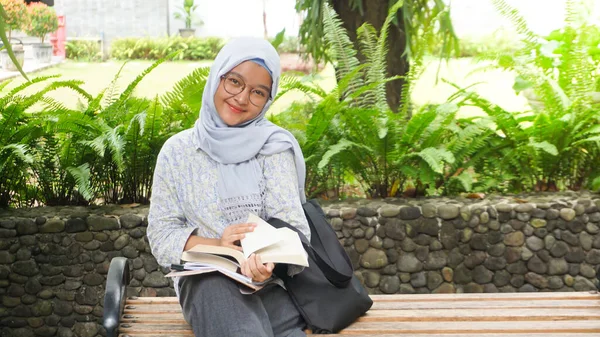 Asiatico Hijab Ragazza Lettura Campus Giardino — Foto Stock