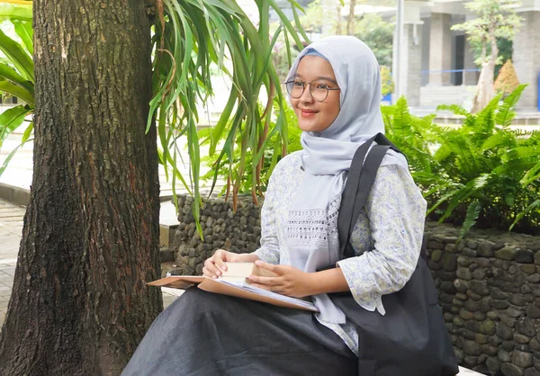 Asiatisch Hijab Mädchen Reading Die Campus Garten — Stockfoto