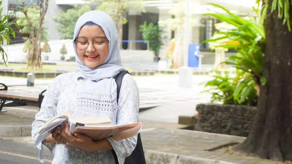 Aziatisch Hijab Meisje Lezen Campus Tuin — Stockfoto