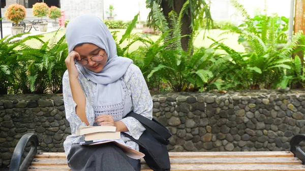 Aziatisch Hijab Meisje Duizelig Omdat Het Nemen Van Een Examen — Stockfoto