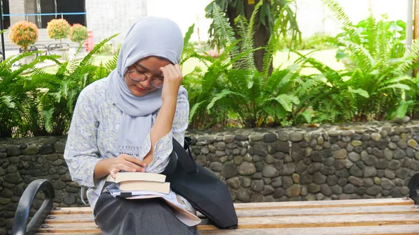 Asiatisch Hijab Mädchen Ist Schwindelig Weil Sie Nimmt Eine Prüfung — Stockfoto