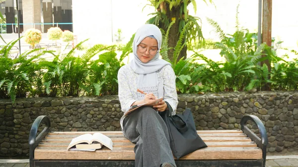 Asiático Hijab Menina Está Escrevendo Notas Campus Jardim — Fotografia de Stock