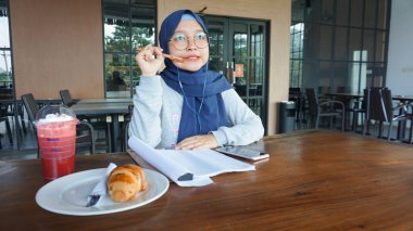 Asyalı kadın düşünüyor ve fikir ediniyor.