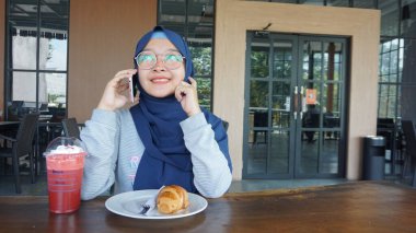 Asyalı tesettürlü kadın arıyor.