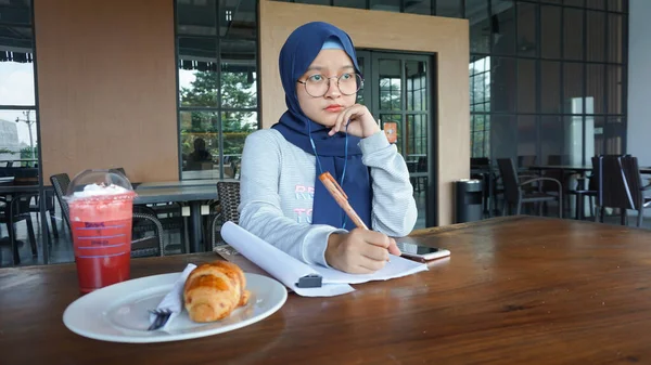 Gadis Bisnis Asia Mencatat — Stok Foto