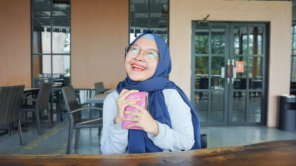 Asiático Hijab Mulher Animado Feliz Para Ver Carteira — Fotografia de Stock