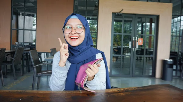 Asian Hijab Woman Excited Happy See Wallet — Stock Photo, Image