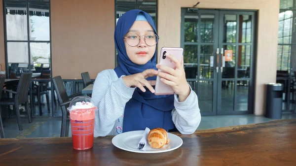 Asian Woman Looking Her Handphone — Stock Photo, Image