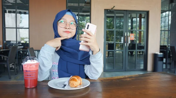 Wanita Asia Sedang Melihat Handphone Nya — Stok Foto