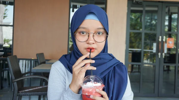 Asian Woman Drink Red Velvet — Stock Photo, Image