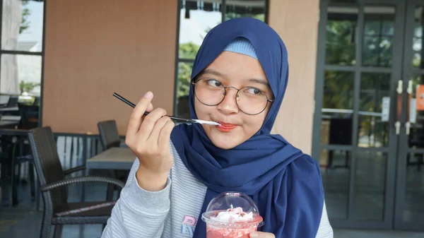 Asian Woman Drink Red Velvet — Stock Photo, Image