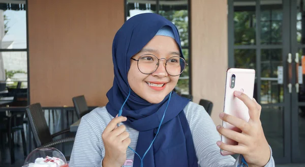Asiática Hijab Mujer Escucha Música Usando Auricular — Foto de Stock
