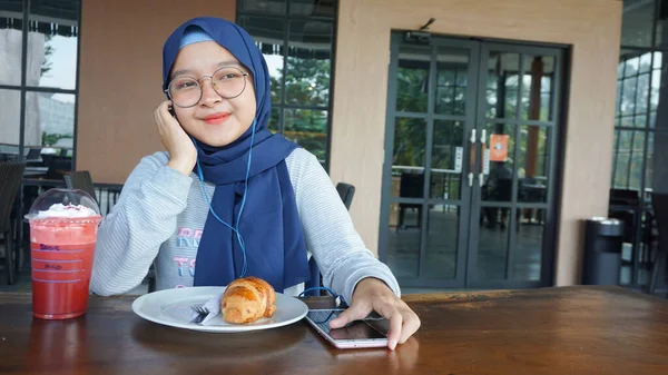 Asian Hijab Woman Listens Music Using Headset — Stock Photo, Image