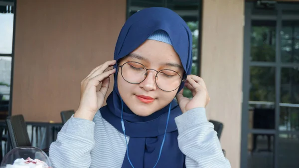 Asiática Hijab Mujer Escucha Música Usando Auricular —  Fotos de Stock