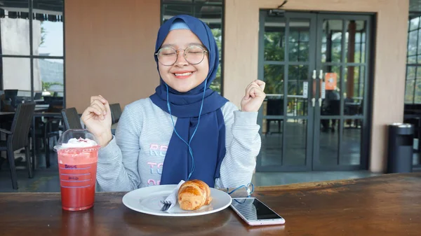 Asiática Hijab Mujer Escucha Música Usando Auricular —  Fotos de Stock