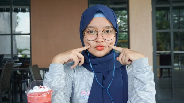 Perempuan Hijab Asia Mendengarkan Musik Menggunakan Headset — Stok Foto