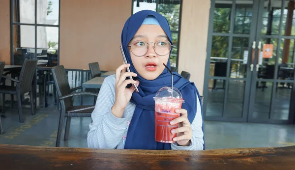 Aziatisch Hijab Vrouw Bellen Telefoon — Stockfoto