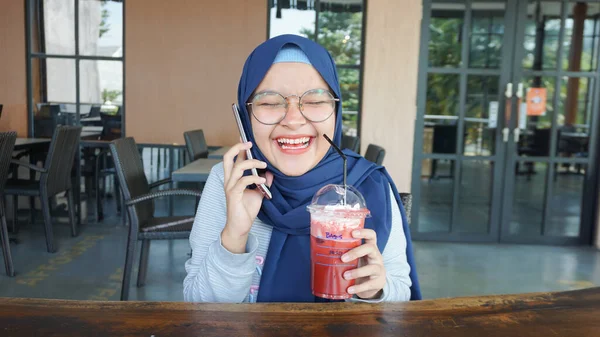 Asiático Hijab Mulher Chamando Telefone — Fotografia de Stock