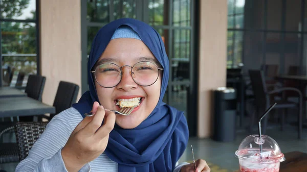 Wanita Hijab Asia Makan Roti — Stok Foto