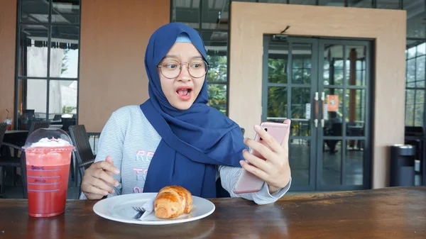 Asiático Hijab Mulher Animado Wow Expressão Olhando Para Telefone — Fotografia de Stock