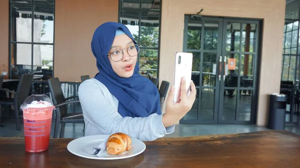 Hijab Asia Wanita Bersemangat Dan Wow Ekspresi Melihat Handphone — Stok Foto