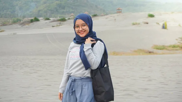 Asiático Hijab Menina Está Deserto Gumuk Pasir Yogyakarta — Fotografia de Stock