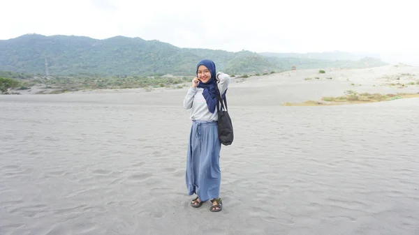 Ασιατική Χιτζάμπ Κορίτσι Είναι Στην Έρημο Gumuk Pasir Yogyakarta — Φωτογραφία Αρχείου
