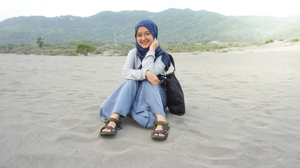 Asiático Hijab Menina Está Deserto Gumuk Pasir Yogyakarta — Fotografia de Stock