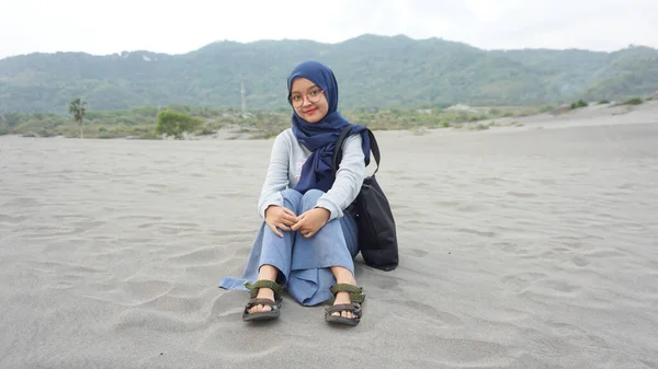 Asiático Hijab Menina Está Deserto Gumuk Pasir Yogyakarta — Fotografia de Stock