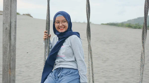 Ázsiai Hidzsáb Lány Játszik Swing Sivatagban Gumuk Pasir Yogyakarta — Stock Fotó