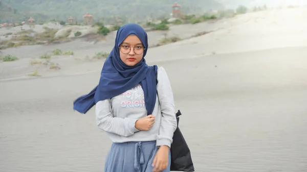 Asiático Hijab Menina Está Deserto Gumuk Pasir Yogyakarta — Fotografia de Stock