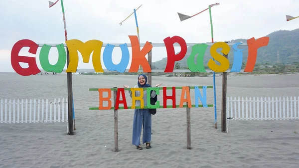 Chica Hiyab Asiática Está Desierto Gumuk Pasir Yogyakarta —  Fotos de Stock