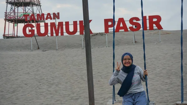 Aziatisch Hijab Meisje Speelt Swing Woestijn Gumuk Pasir Yogyakarta — Stockfoto